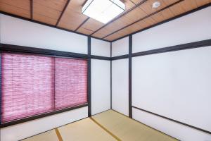 Kuvagallerian kuva majoituspaikasta 028T 大熊の家 西新宿大熊 極小ハウス 駅5分 文化学習体験 無料WiFi 個性的なバスタブ 新宿中央公園そば, joka sijaitsee Tokiossa