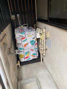 Vuode tai vuoteita majoituspaikassa 028T 大熊の家 西新宿大熊 極小ハウス 駅5分 文化学習体験 無料WiFi 個性的なバスタブ 新宿中央公園そば