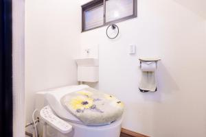 Kuvagallerian kuva majoituspaikasta 028T 大熊の家 西新宿大熊 極小ハウス 駅5分 文化学習体験 無料WiFi 個性的なバスタブ 新宿中央公園そば, joka sijaitsee Tokiossa