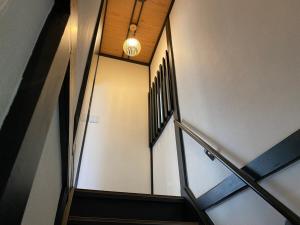 Kuvagallerian kuva majoituspaikasta 028T 大熊の家 西新宿大熊 極小ハウス 駅5分 文化学習体験 無料WiFi 個性的なバスタブ 新宿中央公園そば, joka sijaitsee Tokiossa
