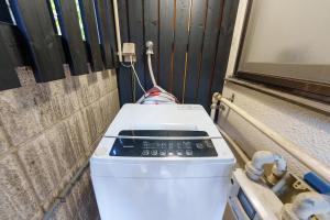 Kuvagallerian kuva majoituspaikasta 028T 大熊の家 西新宿大熊 極小ハウス 駅5分 文化学習体験 無料WiFi 個性的なバスタブ 新宿中央公園そば, joka sijaitsee Tokiossa