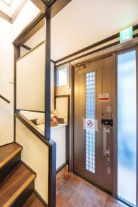 Kuvagallerian kuva majoituspaikasta 028T 大熊の家 西新宿大熊 極小ハウス 駅5分 文化学習体験 無料WiFi 個性的なバスタブ 新宿中央公園そば, joka sijaitsee Tokiossa