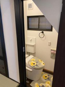 Kylpyhuone majoituspaikassa 028T 大熊の家 西新宿大熊 極小ハウス 駅5分 文化学習体験 無料WiFi 個性的なバスタブ 新宿中央公園そば