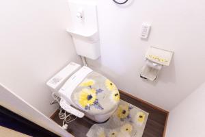 Kuvagallerian kuva majoituspaikasta 028T 大熊の家 西新宿大熊 極小ハウス 駅5分 文化学習体験 無料WiFi 個性的なバスタブ 新宿中央公園そば, joka sijaitsee Tokiossa