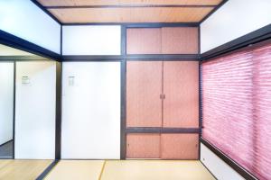 Kuvagallerian kuva majoituspaikasta 028T 大熊の家 西新宿大熊 極小ハウス 駅5分 文化学習体験 無料WiFi 個性的なバスタブ 新宿中央公園そば, joka sijaitsee Tokiossa