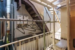 Kuvagallerian kuva majoituspaikasta 028T 大熊の家 西新宿大熊 極小ハウス 駅5分 文化学習体験 無料WiFi 個性的なバスタブ 新宿中央公園そば, joka sijaitsee Tokiossa