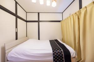 Vuode tai vuoteita majoituspaikassa 028T 大熊の家 西新宿大熊 極小ハウス 駅5分 文化学習体験 無料WiFi 個性的なバスタブ 新宿中央公園そば