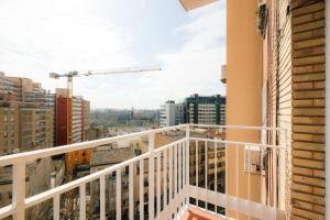 un balcon avec vue sur une ville dans l'établissement Casa Jesús PS5 Juegos Niños WiFi 6 Pax, à Saragosse