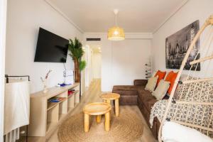 un salon avec un canapé et une table dans l'établissement Casa Jesús PS5 Juegos Niños WiFi 6 Pax, à Saragosse