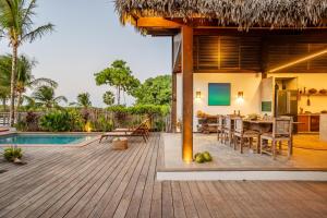 a villa with a dining area and a swimming pool at VILLA COLIBRI Guriú in Guriú