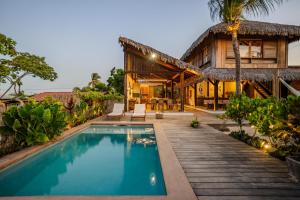 an image of a villa with a swimming pool at VILLA COLIBRI Guriú in Guriú