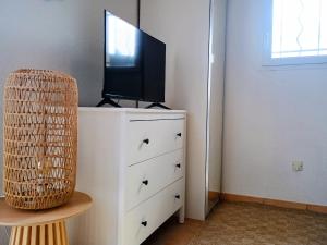 einen TV auf einer Kommode mit einem TV in der Unterkunft Studio Beau Soleil in LʼIsle-sur-la-Sorgue