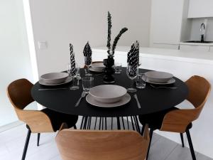 mesa de comedor con mesa negra y sillas en Henniina V Pakkahuone II - City Center - Free Parking, en Oulu