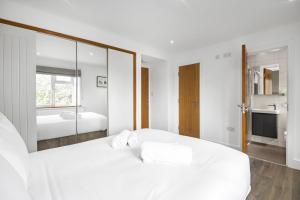 Ένα ή περισσότερα κρεβάτια σε δωμάτιο στο Spacious 4 Bedroom Home, Prime Location, Parking