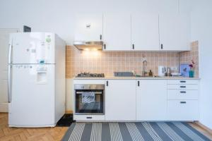 Kuchyňa alebo kuchynka v ubytovaní Cedar Inn Budapest - Palace District