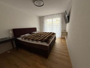 a bedroom with a bed and a window at Dussnang, am Entenbach in Dussnang