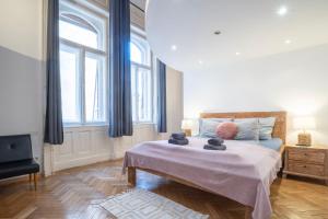 Posteľ alebo postele v izbe v ubytovaní Cedar Inn Budapest - Palace District