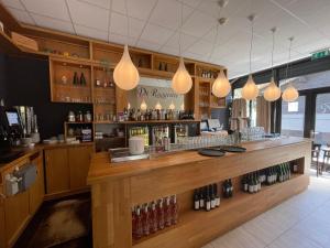 Nápoje v ubytování VELUWE CHALET HOENDERLOO Private Jacuzzi, Park Swimming Pool and Children's Entertainment