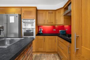 Η κουζίνα ή μικρή κουζίνα στο Spacious 4 Bedroom Home, Prime Location, Parking +16 φωτογραφίες