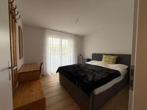 una camera da letto con un letto e una grande finestra di Dussnang, am Entenbach a Dussnang