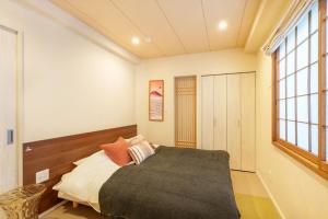 Uma cama ou camas num quarto em 121T MINE HOME野方 nogata MH野方 98m貸切 野方駅から徒歩1分 新宿まで6駅17分 寝室4 広々一軒家 リノベーション