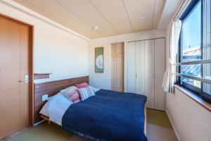 Uma cama ou camas num quarto em 121T MINE HOME野方 nogata MH野方 98m貸切 野方駅から徒歩1分 新宿まで6駅17分 寝室4 広々一軒家 リノベーション
