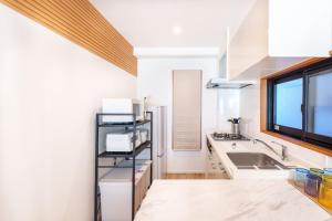 A cozinha ou kitchenette de 121T MINE HOME野方 nogata MH野方 98m貸切 野方駅から徒歩1分 新宿まで6駅17分 寝室4 広々一軒家 リノベーション