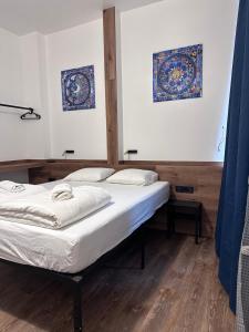 Postel nebo postele na pokoji v ubytování Gallery Hotel SIS + 15 fotografií