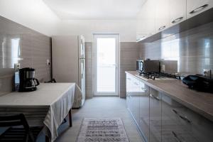 Kuchyň nebo kuchyňský kout v ubytování Nice & Cozy Sulina