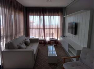 Uma TV ou centro de entretenimento em Beverly Hills-Porto das Dunas-Cobertura