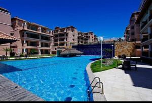 A piscina localizada em Beverly Hills-Porto das Dunas-Cobertura ou nos arredores