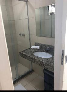 Um banheiro em Beverly Hills-Porto das Dunas-Cobertura
