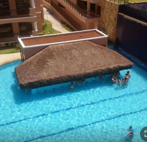 A piscina localizada em Beverly Hills-Porto das Dunas-Cobertura ou nos arredores