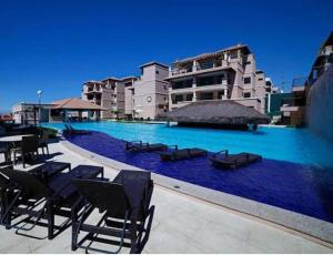 A piscina localizada em Beverly Hills-Porto das Dunas-Cobertura ou nos arredores