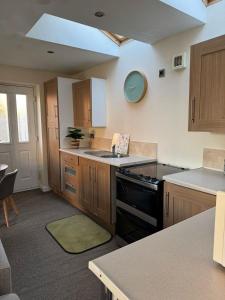 Kuchyň nebo kuchyňský kout v ubytování The Comfort Retreat Bungalow