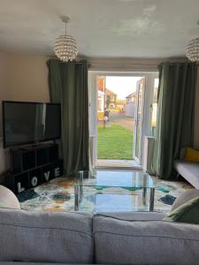 TV a/nebo společenská místnost v ubytování The Comfort Retreat Bungalow