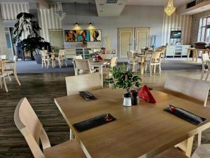 a dining room with a wooden table and chairs at Noce i Dnie in Pierkunowo