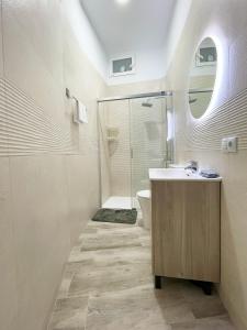 Un baño con ducha, lavabo e inodoro. en Cerca del centro y luminoso, en Madrid