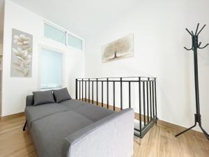 Una sala de estar blanca con un sofá y una mesa. en Cerca del centro y luminoso, en Madrid