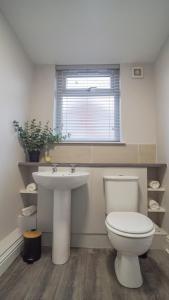 Koupelna v ubytování Newly Refurbished 3 Bed House With Parking