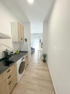 Una cocina con lavadora y secadora en una habitación. en Cerca del centro y luminoso, en Madrid 3 fotos más