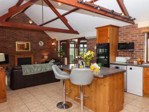 eine Küche mit einer Insel in einem Zimmer mit einer Theke in der Unterkunft Daisy Cottage in Bridport