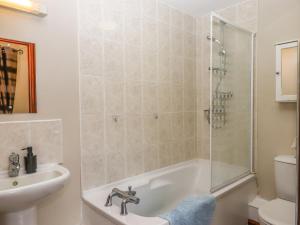 ein Badezimmer mit Waschbecken, Badewanne und Toilette in der Unterkunft Daisy Cottage in Bridport + 35 Fotos