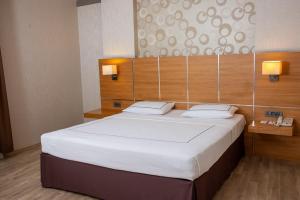 Postel nebo postele na pokoji v ubytování Anemon Grand Adana Otel