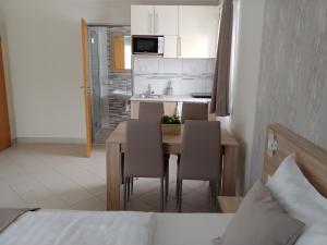 Η κουζίνα ή μικρή κουζίνα στο Kék Mediterran Apartman Ház