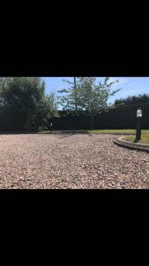 Blick auf eine Straße mit Licht in einem Park in der Unterkunft Cloncha House B&B in Culdaff