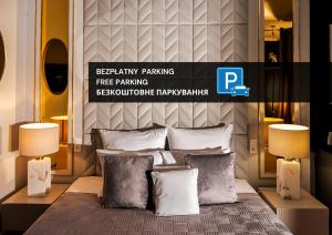 pokój hotelowy z łóżkiem z 2 lampami w obiekcie Hotel Luxor w mieście Lublin