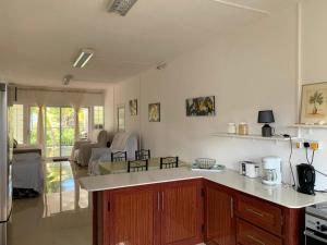 Kuchyň nebo kuchyňský kout v ubytování Beejan Mansions