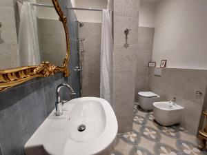 un bagno con lavandino e WC di Appartamento Della Dama vicino spiaggia a Rapallo