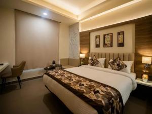 Rúm í herbergi á Hotel The Shyama - A luxurious Hotel Near Ram Mandir Ayodhya